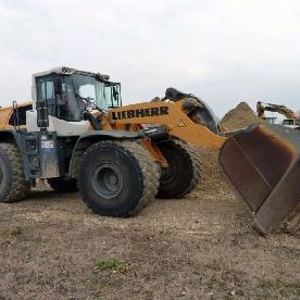 Az adós tulajdonában álló 8 munkagépből, 10 gépjárműből és munkagépek tartozékaiból álló vagyonösszesség.