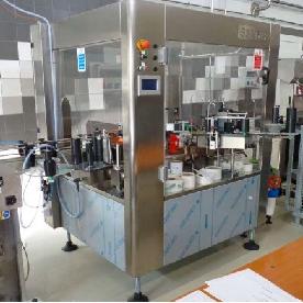 Adós tulajdonában álló gyártó berendezéseket: - Smart Pack 20 STR Strechfóliázó - Smart Pack 3T 700 Zsugorfóliázó - S3T6/R Körforgó rendszerű öntapadós címkézőgép