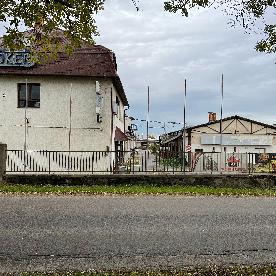 Szombathely kereskedelmi és szolgáltató övezetében található ingatlan és benne található eszközök